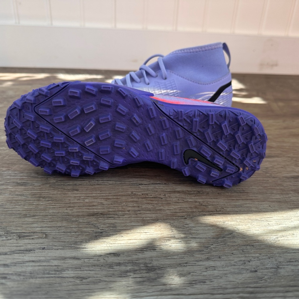 Nike indoor kids soccer cleats only worn 6 times indoor. Size 3 youth